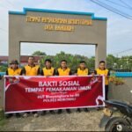 Sambut Hari Bhayangkara ke-80, Polsek Bahodopi Bersihkan TPU Bersama Warga