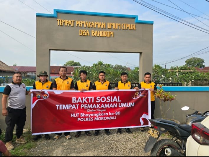Sambut Hari Bhayangkara ke-80, Polsek Bahodopi Bersihkan TPU Bersama Warga