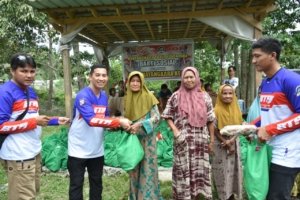 Peduli Masyarakat, Polda Sulteng Bersama BTA Salurkan Bantuan Sosial di Desa Bale