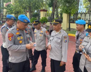 Kasi Propam Polresta Palu Cek Kelengkapan Administrasi Anggota