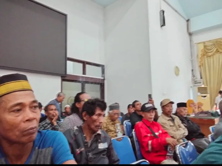 Ratusan Petani Sawit Kepung DPRD Tolitoli, Desak Operasi PT TEN dan PT CMP Dihentikan 1 Ratusan Petani Sawit Kepung DPRD Tolitoli, Desak Operasi PT TEN dan PT CMP Dihentikan
