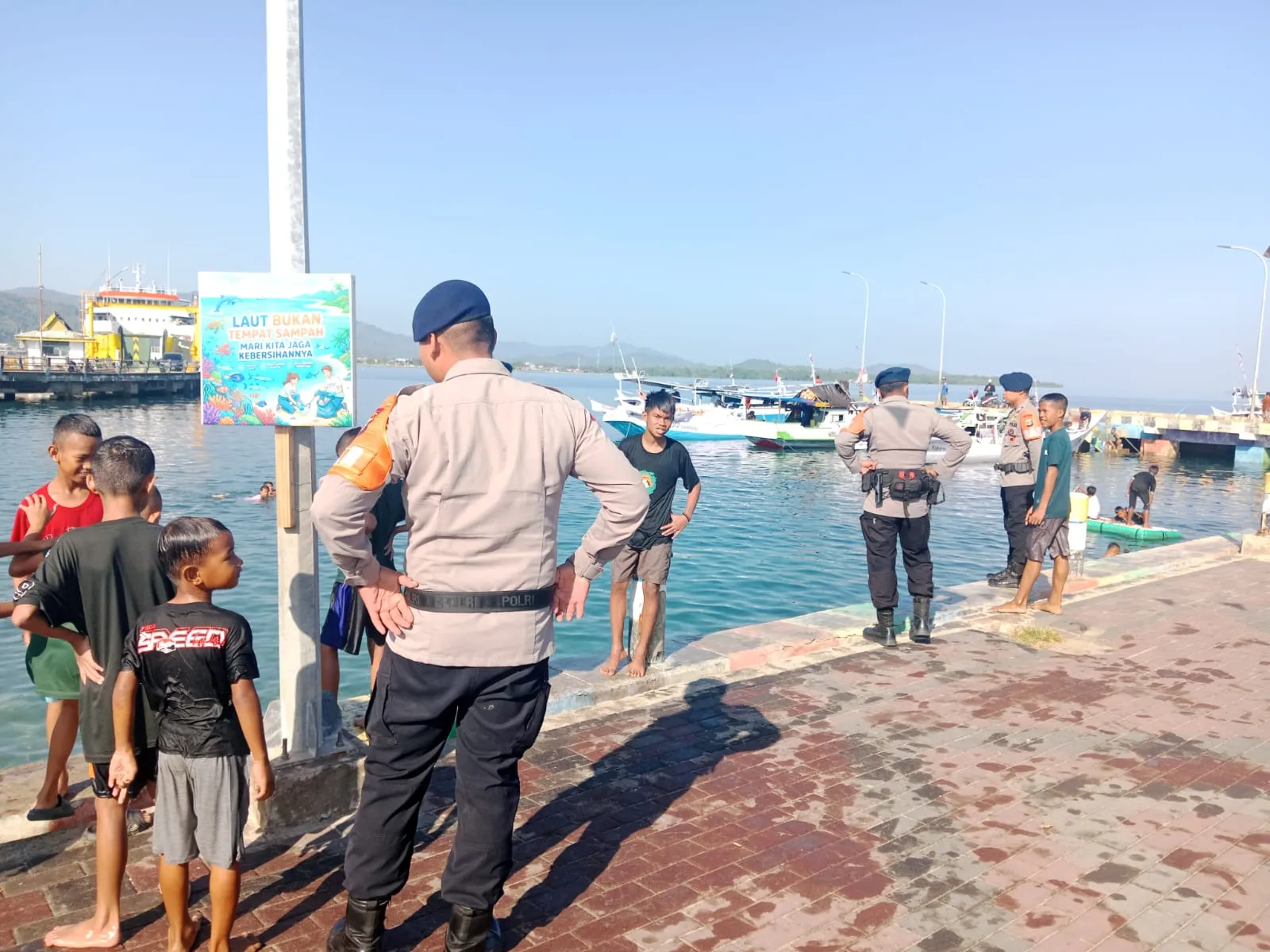 Patroli SAR Saat Hari Libur, Kompi 4 Batalyon A Pelopor Pantau Aktivitas Warga di Dermaga Tanjung Batu Tolitoli