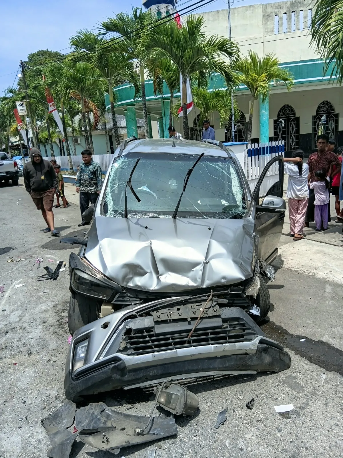 Wuling Tabrak Motor hingga Empat Mobil Parkir, Satu Korban Luka Berat di Tolitoli
